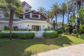 Spacious frontline beach apartment, 20 metres from Golden Beach!